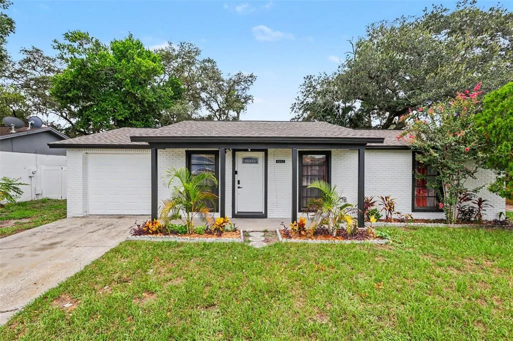 8253 GREENLEAF CIRCLE, TAMPA, FL 33615