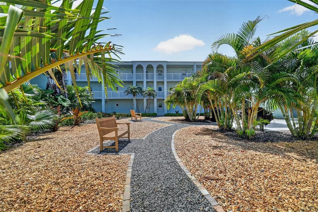 1706 BELLEAIR FOREST DRIVE # 220, BELLEAIR, FL 33756