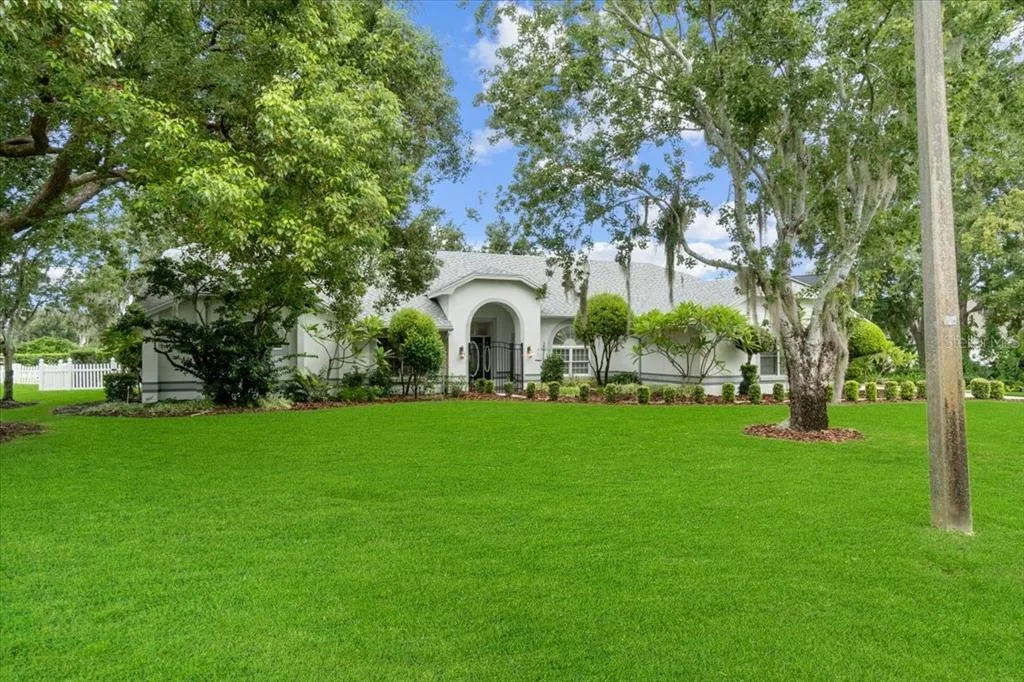 725 HERITAGE DRIVE NE, WINTER HAVEN, FL 33881