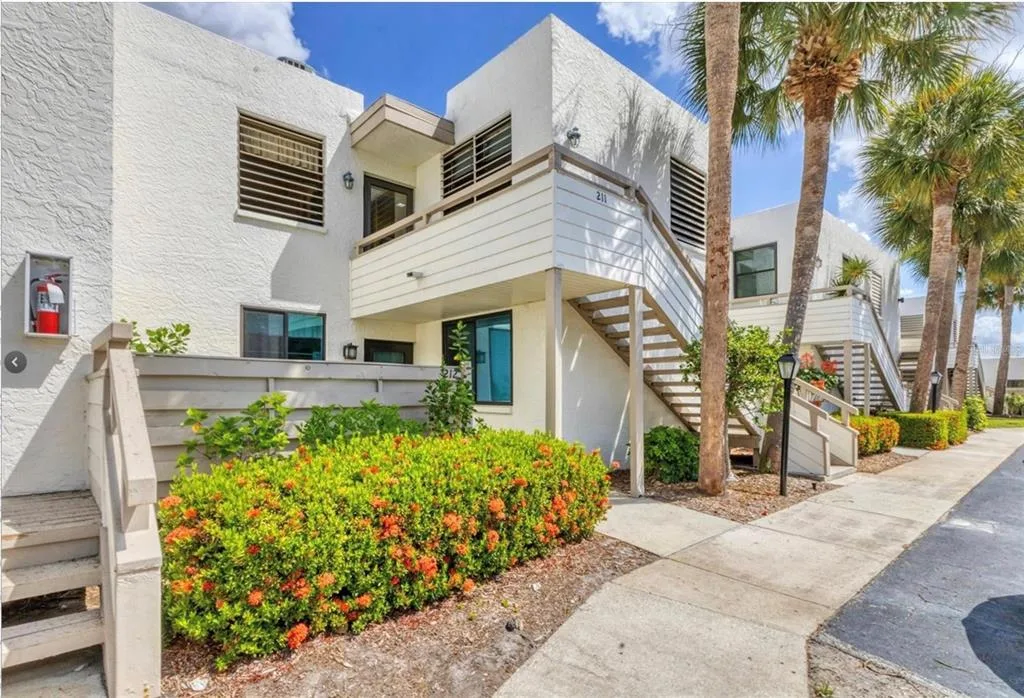 211 LAKEWOOD DRIVE # 211, BRADENTON, FL 34210