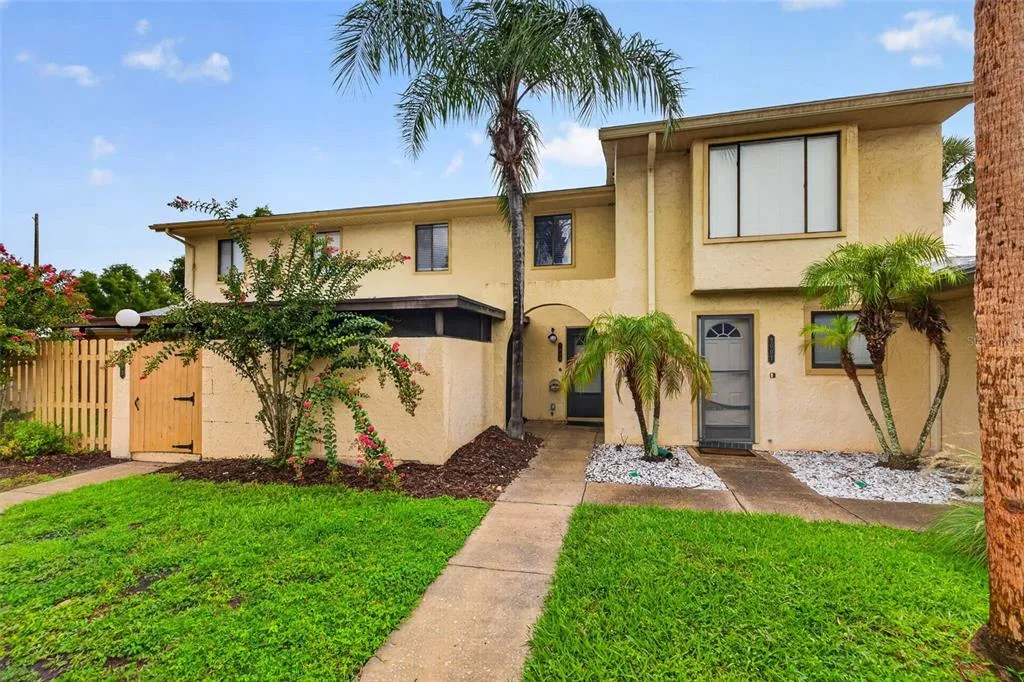 9005 PEBBLE CREEK DRIVE, TAMPA, FL 33647