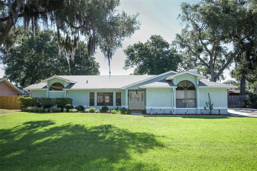 610 YORKTOWN DRIVE, LEESBURG, FL 34748