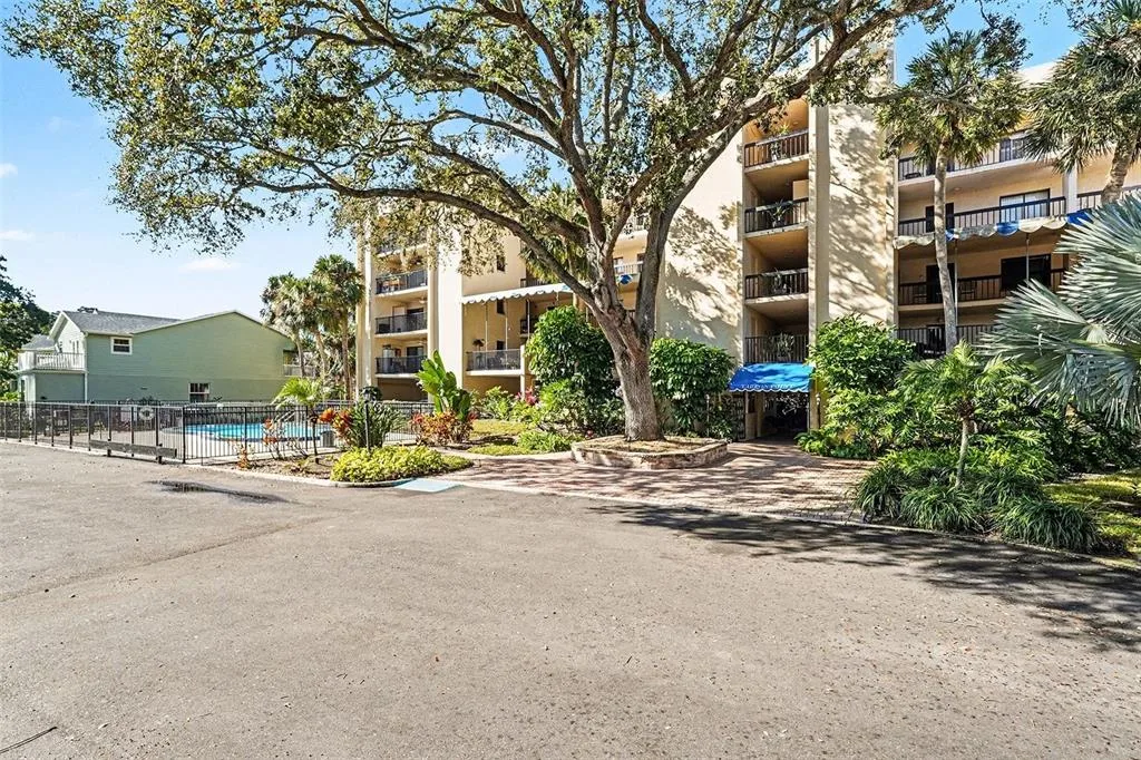 303 TARPON POINT, TARPON SPRINGS, FL 34689