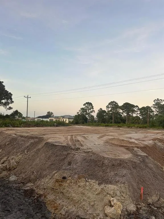 946 COLUMBUS BOULEVARD S, LEHIGH ACRES, FL 33974