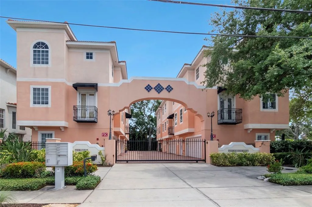 3025 W GROVEWOOD COURT # 3, TAMPA, FL 33629