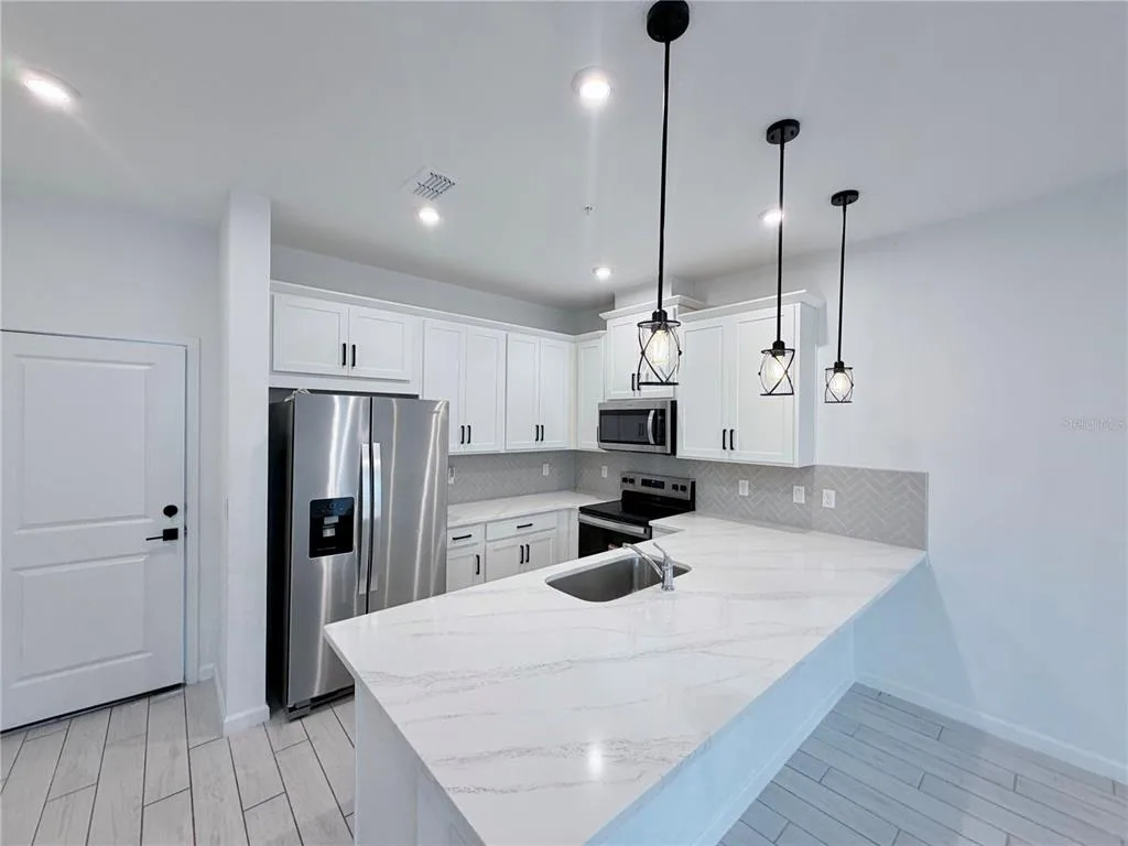 9855 WALKWAY DR, ORLANDO, FL 32832