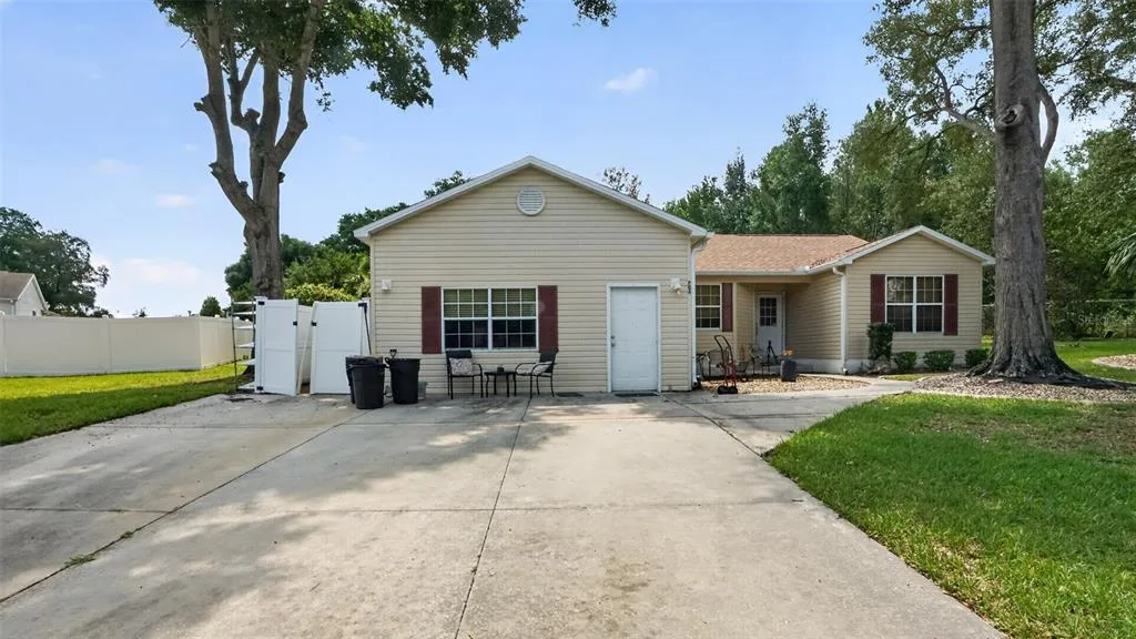 706 MURRAY CIRCLE, LADY LAKE, FL 32159