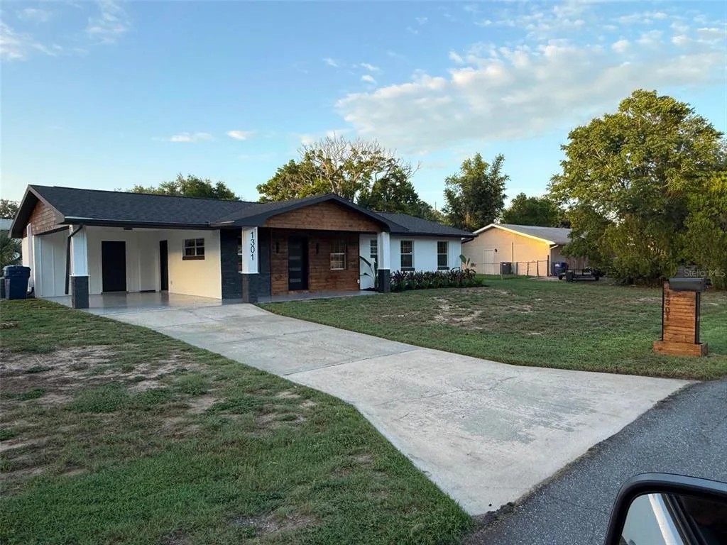 1301 NICHOLS DRIVE, TAVARES, FL 32778