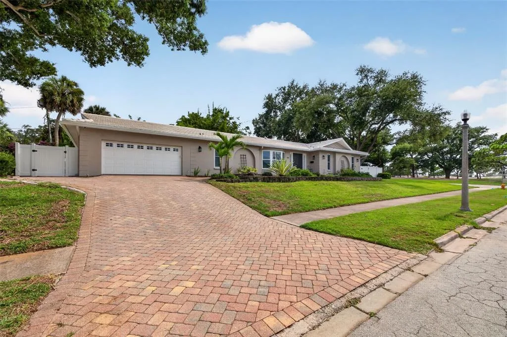 303 ROEBLING ROAD S, BELLEAIR, FL 33756