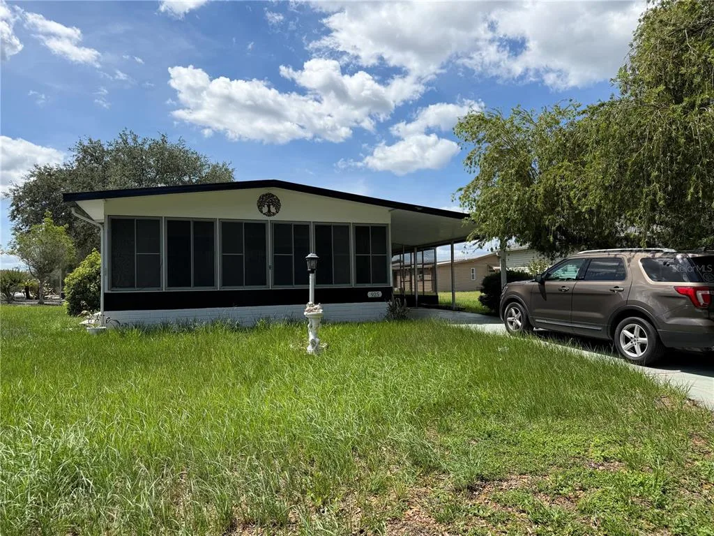 925 BEECHWOOD AVENUE, LADY LAKE, FL 32159