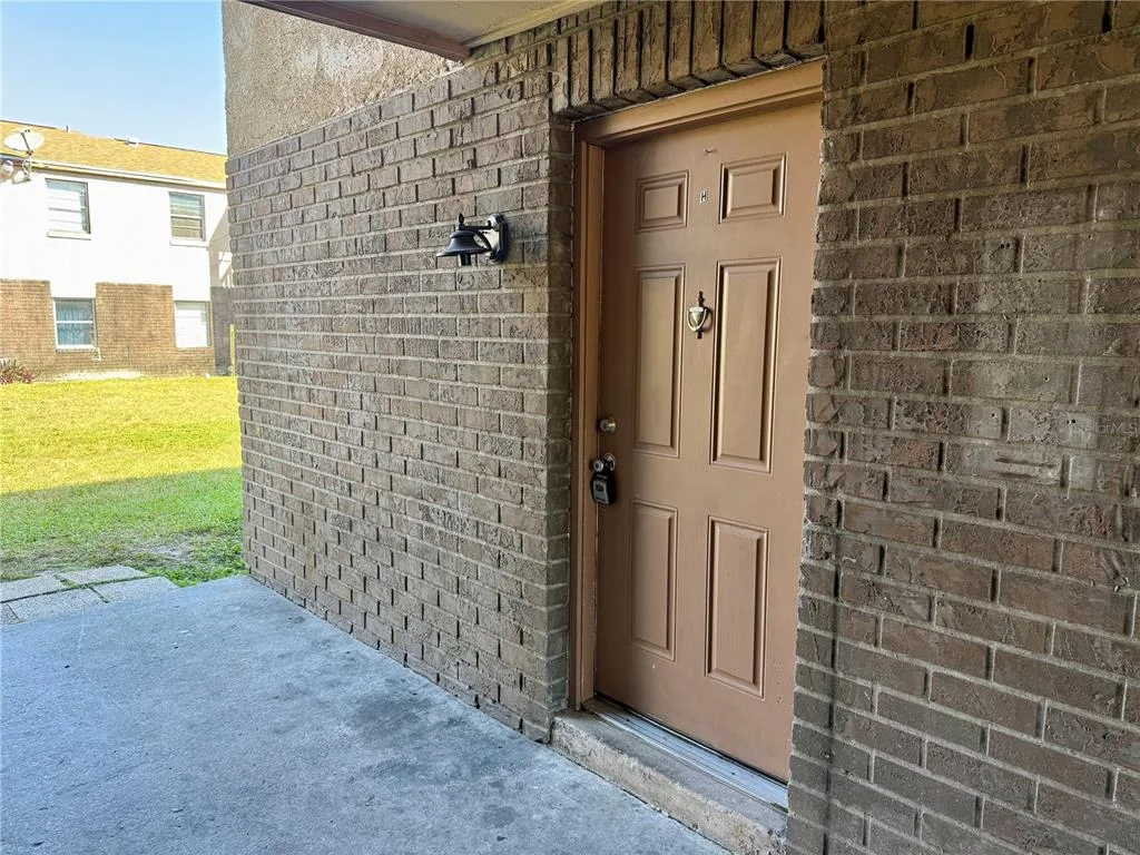 9013 WESTCHESTER CIRCLE # 32, TAMPA, FL 33604
