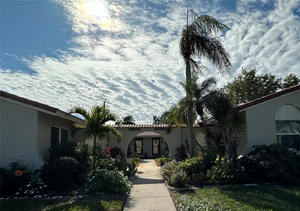 2105 PUEBLO CIRCLE # V2, SARASOTA, FL 34231
