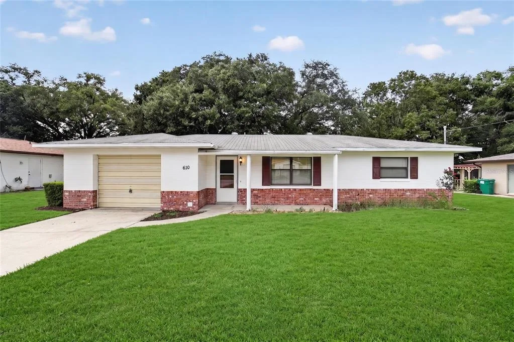610 FOURTH AVENUE, LADY LAKE, FL 32159