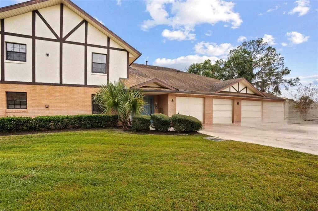 100 E OAK TERRACE DRIVE # A2, LEESBURG, FL 34748