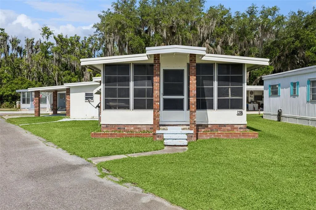 13 COCOS PLUMOSA DRIVE # B, EUSTIS, FL 32726