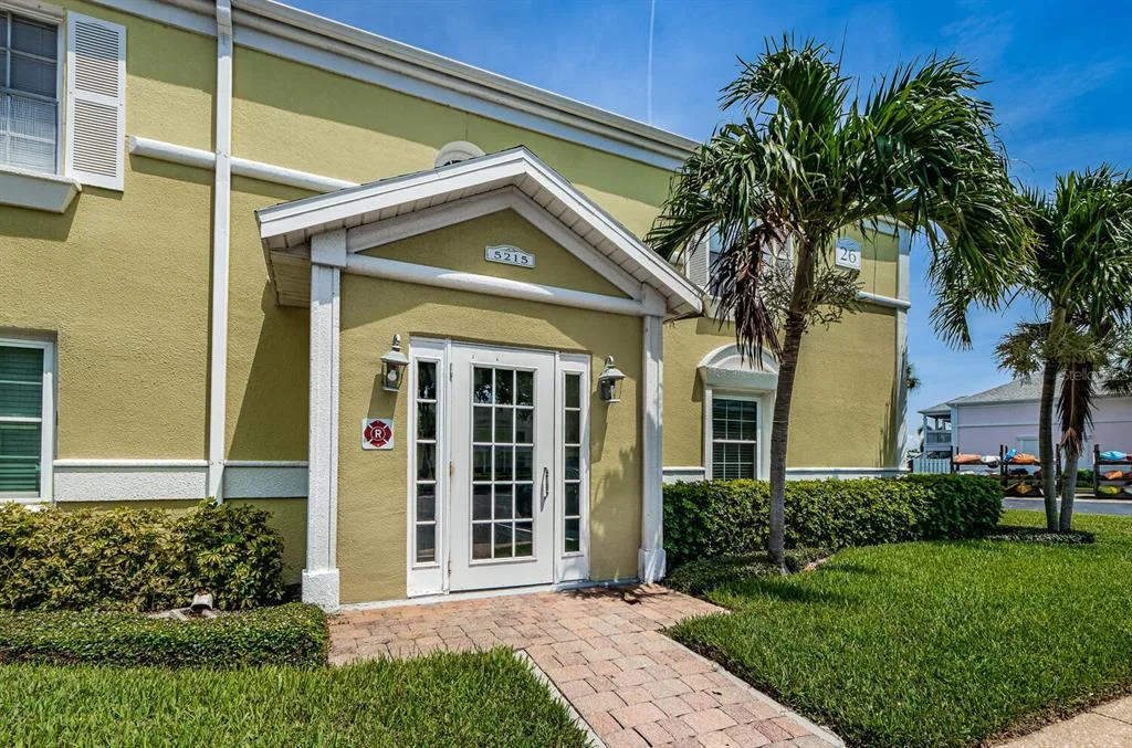 5215 COQUINA KEY DRIVE SE # B, ST PETERSBURG, FL 33705