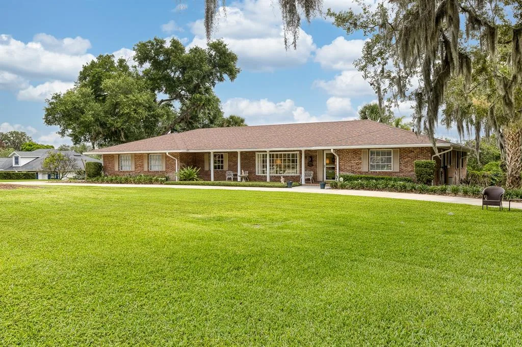 900 N CITRUS AVENUE, HOWEY IN THE HILLS, FL 34737