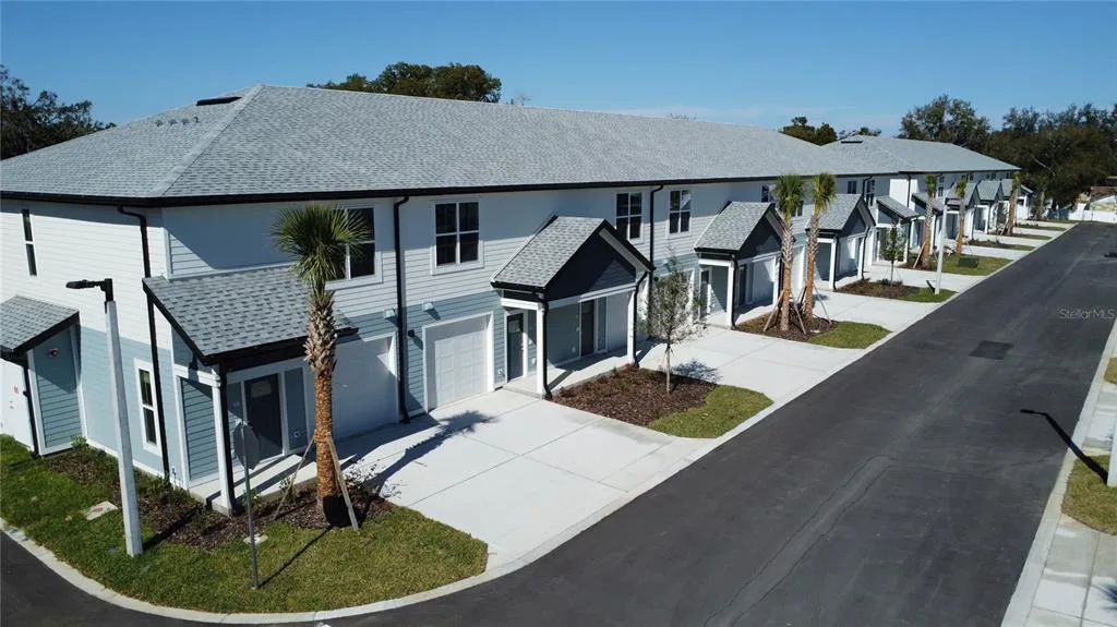1147 E CAROLINE STREET, TAVARES, FL 32778