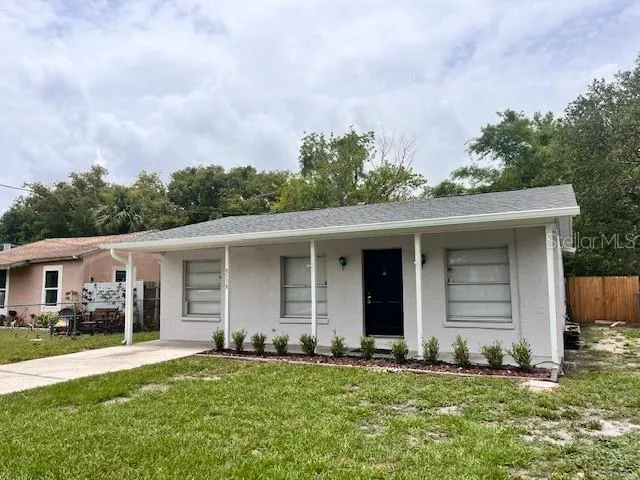 8518 N LYNN AVENUE, TAMPA, FL 33604