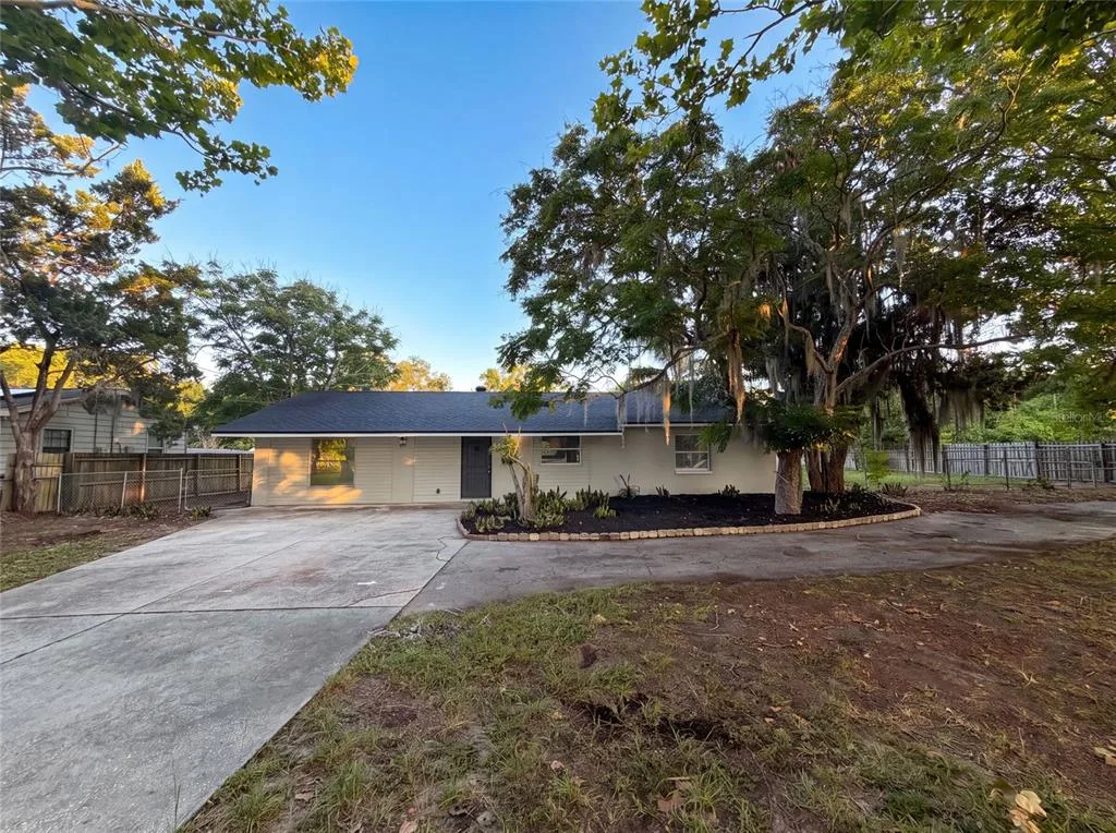 827 DORA AVENUE, TAVARES, FL 32778