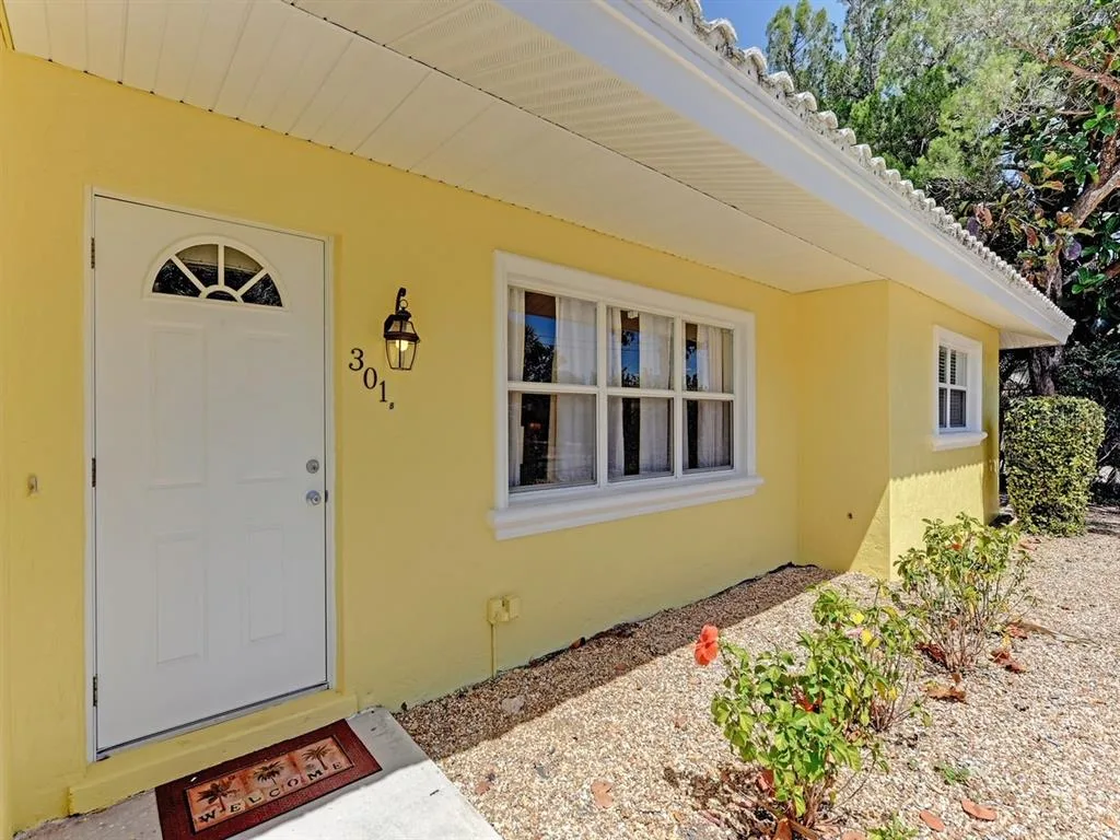 301 AVENIDA MADERA # B, SARASOTA, FL 34242