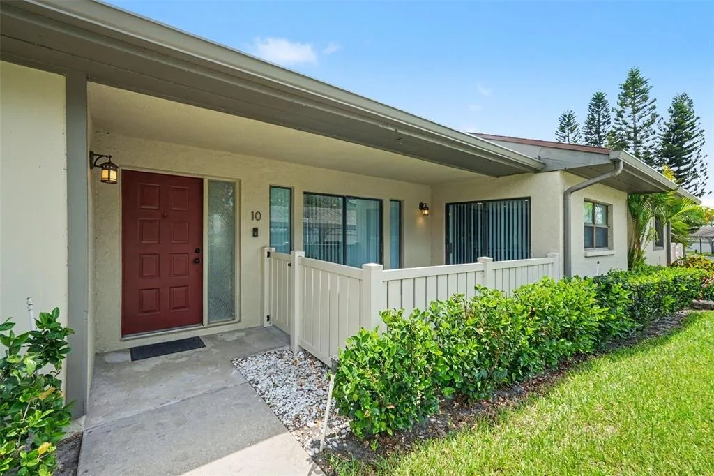 10 LESLEY LANE, OLDSMAR, FL 34677